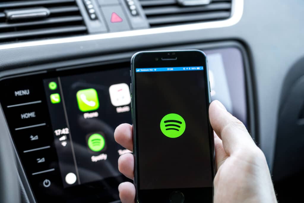 Spotify in auto: le classifiche delle canzoni più ascoltate dagli italiani nel 2025