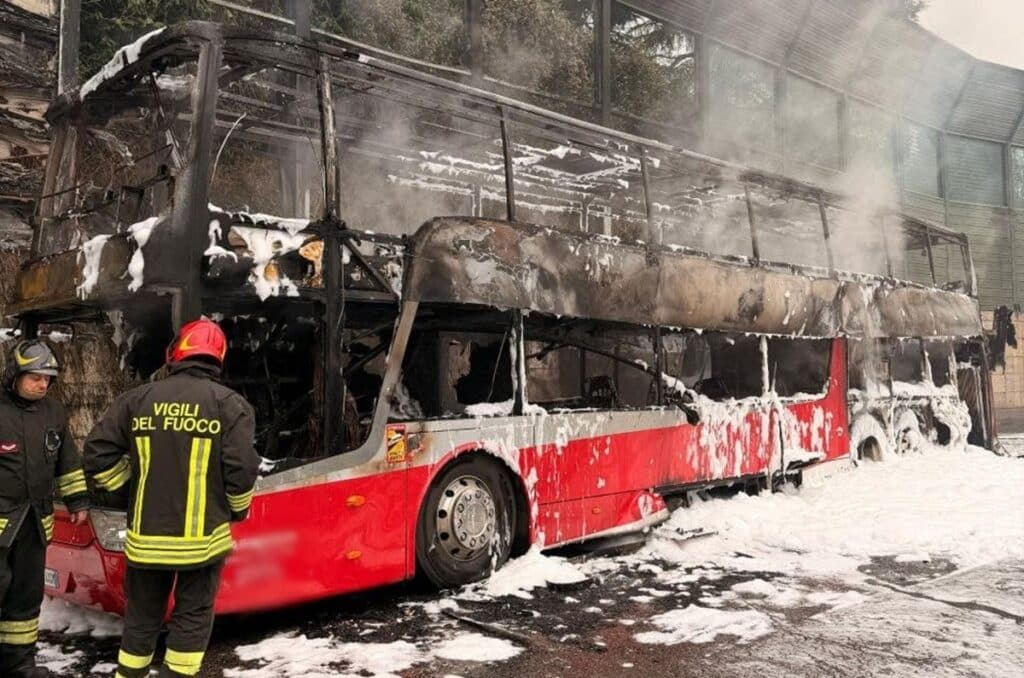 Autobus brucia sulla A4 in direzione Milano: traffico in tilt e lunghe code