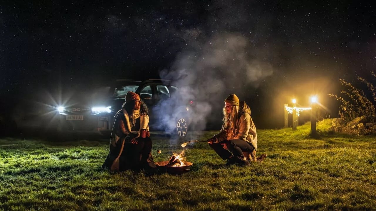 Dacia Bigster: un 'hotel' in Scozia per provare il Pack Sleep