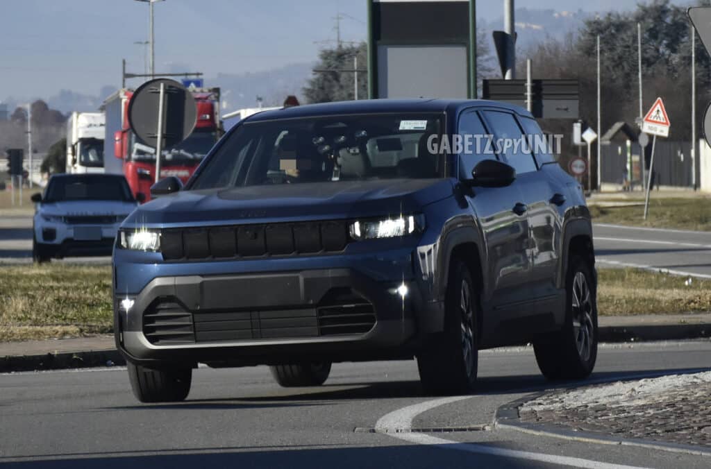 Jeep Compass 2026: avvistata la versione elettrica con guida a destra [FOTO SPIA]