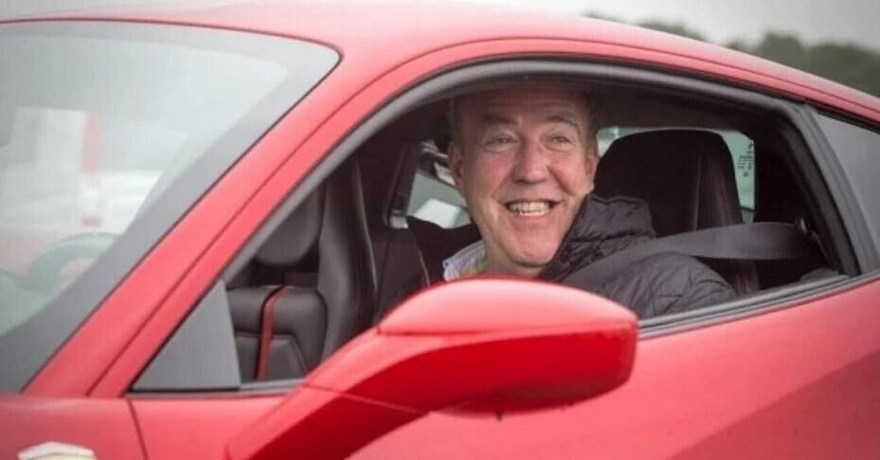 Jeremy Clarkson si scaglia ancora contro le auto elettriche: “I clienti non le vogliono e il petrolio non finirà”
