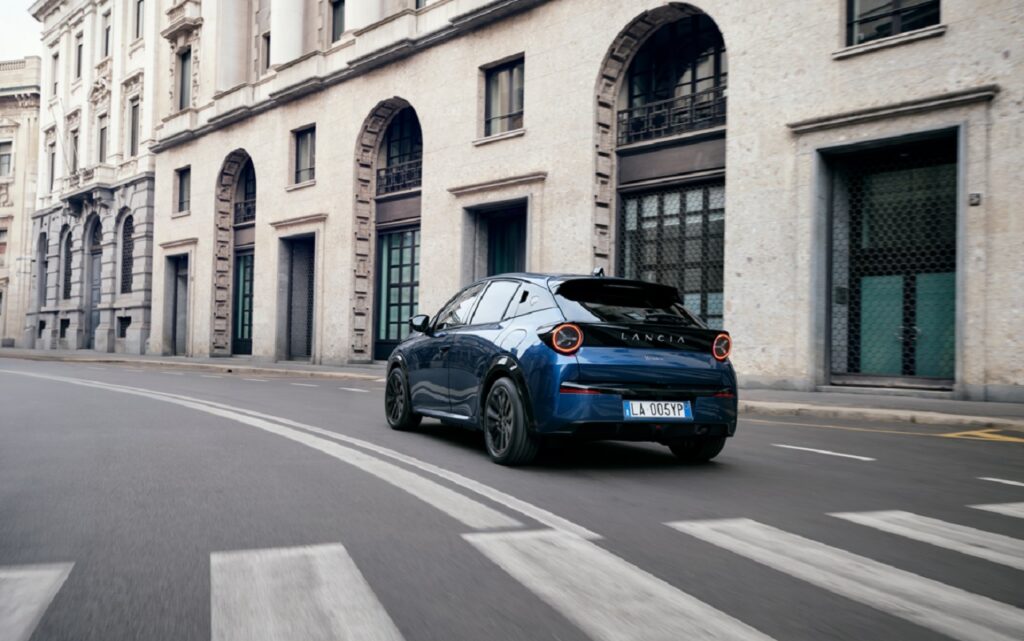 Lancia inaugura il 2026 con un nuovo spot sulle note di “Ti voglio” dell'eterna Ornella Vanoni