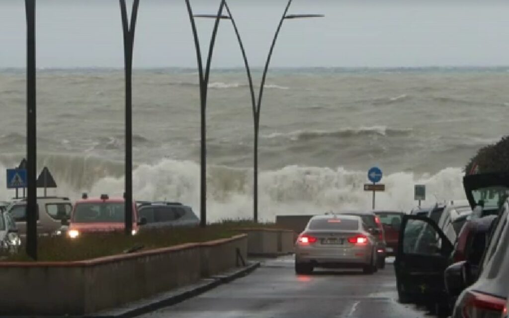 Sicilia nella morsa del ciclone Harry: mareggiate violente e auto inghiottita da una voragine [VIDEO]