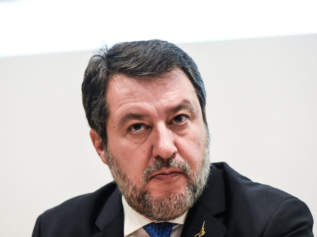 Salvini elogia il modello Cina: “Lì costruiscono ponti? Non hanno sindacati, Tar e Corte dei Conti. Fanno e buonanotte”