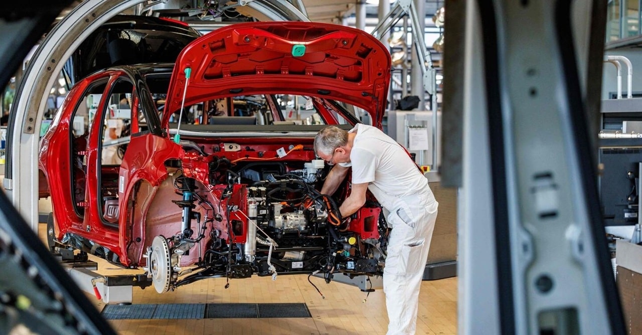 Mercato auto 2025: in Europa crescita moderata, ma Italia fanalino di coda sulle elettriche