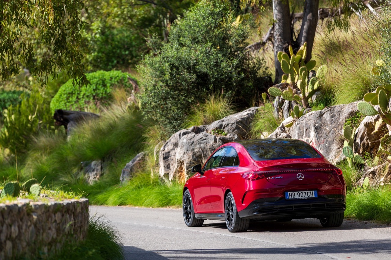 Mercedes CLA 2026: come la tecnologia l’ha portata in una nuova era