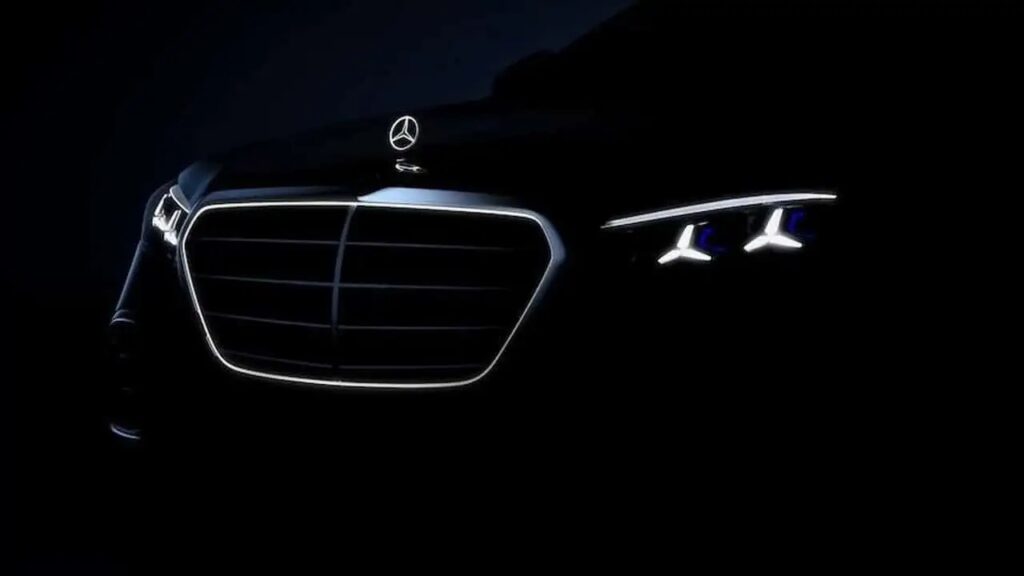 Mercedes Classe S 2026: ritorna la Stella sul cofano con una nuova firma luminosa [TEASER]