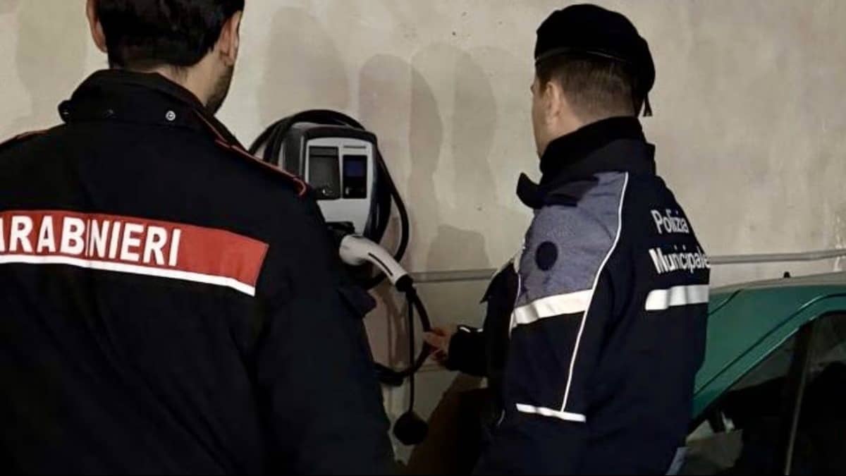 Napoli, scoperto garage con colonnine per auto elettriche allacciate abusivamente alla rete: tre denunciati