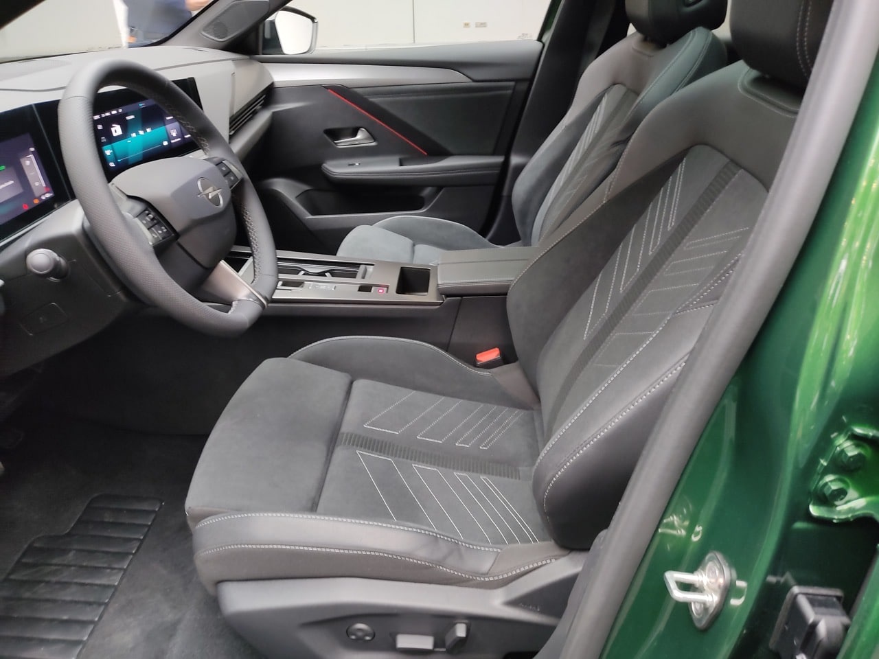 Opel Astra 2026: il restyling della compatta dal vivo