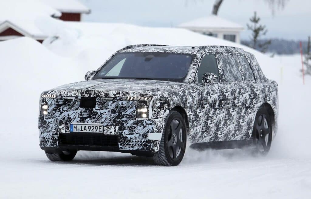 Rolls-Royce, in arrivo un SUV elettrico: prime FOTO SPIA dei test in Svezia