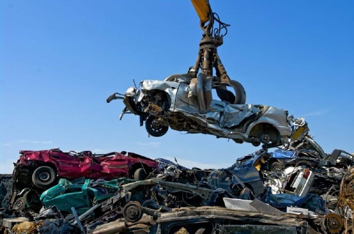 Auto fuori uso con fermo amministrativo: ora si può rottamare