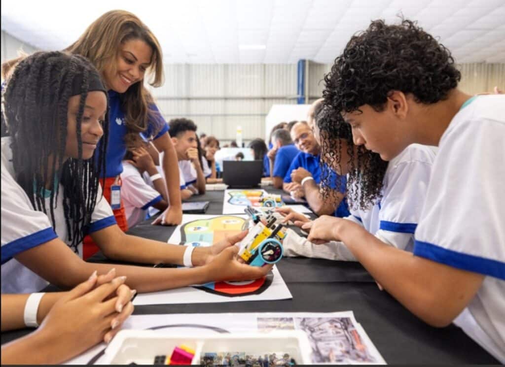 Stellantis rinnova il suo impegno globale per l’istruzione nella Giornata Internazionale dell’Educazione