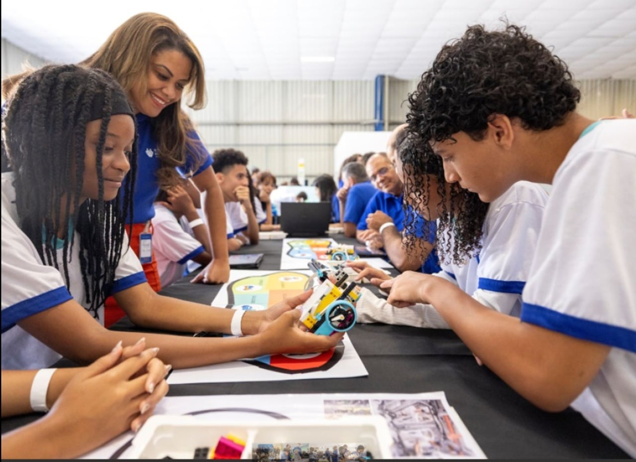 Stellantis rinnova il suo impegno globale per l’istruzione nella Giornata Internazionale dell’Educazione