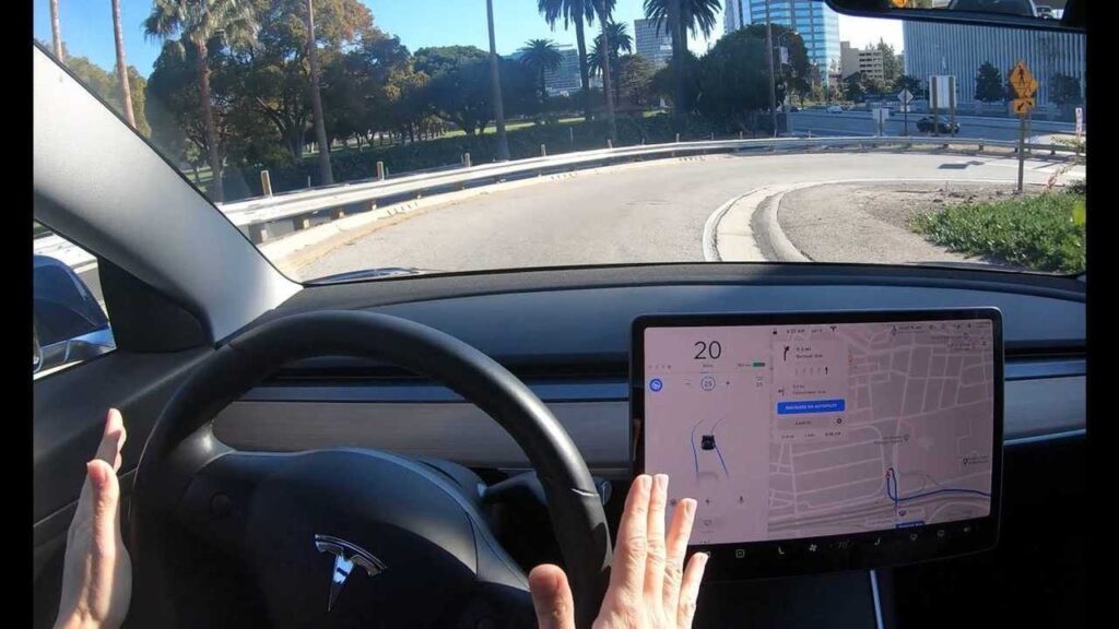 Tesla cambia strategia negli USA: l’Autopilot sparisce, resta solo l’FSD a pagamento