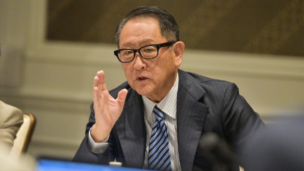 Toyota, Akio Toyoda insiste: “Le auto elettriche inquinano tre volte di più delle ibride”