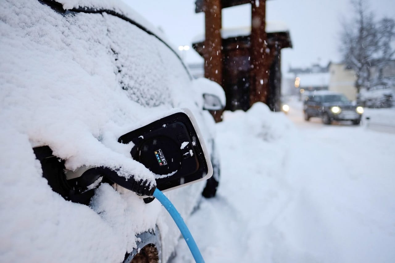 Auto elettriche: una nuova tecnologia aumenta l’autonomia anche con temperature rigide