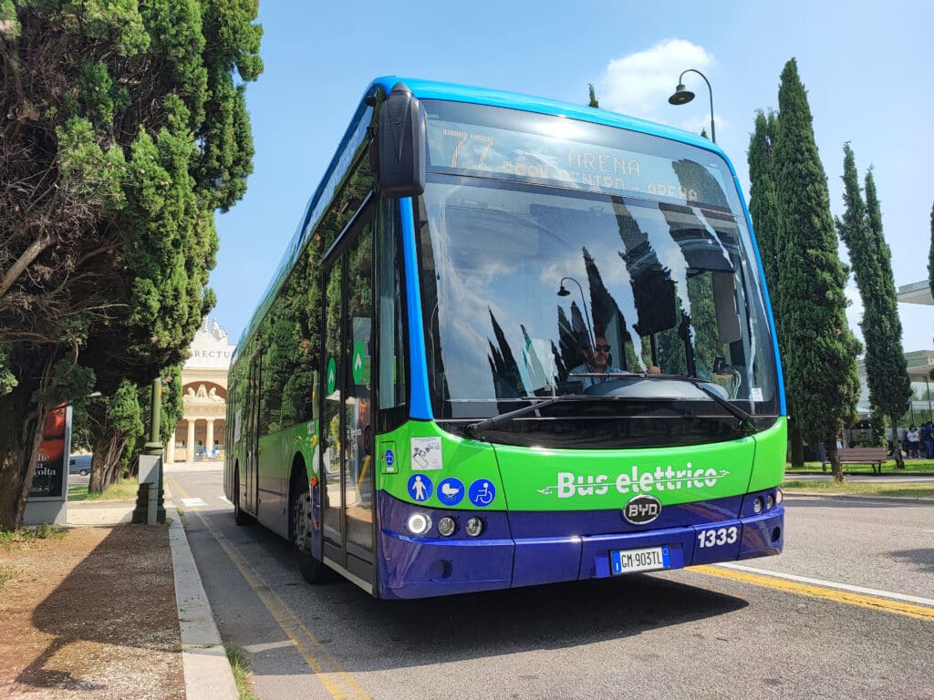 Azienda Trasporti Verona punta sull’elettrico: 34 nuovi bus BYD per il trasporto urbano