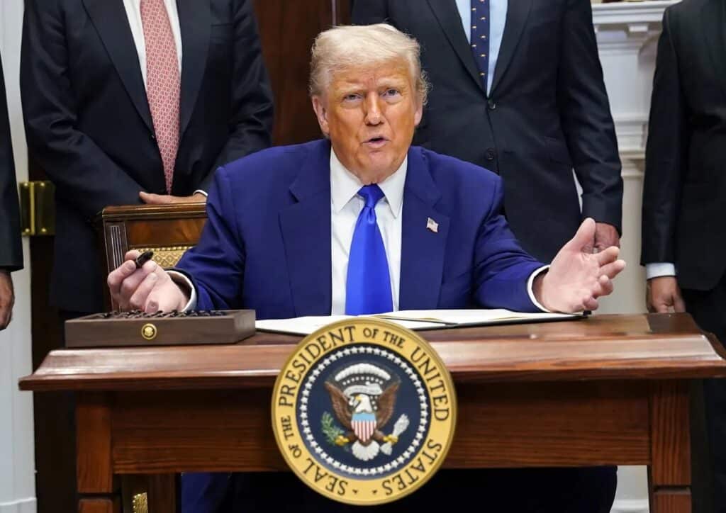 Prezzi auto in aumento negli USA, Trump punta il dito contro la politica ambientale di Biden