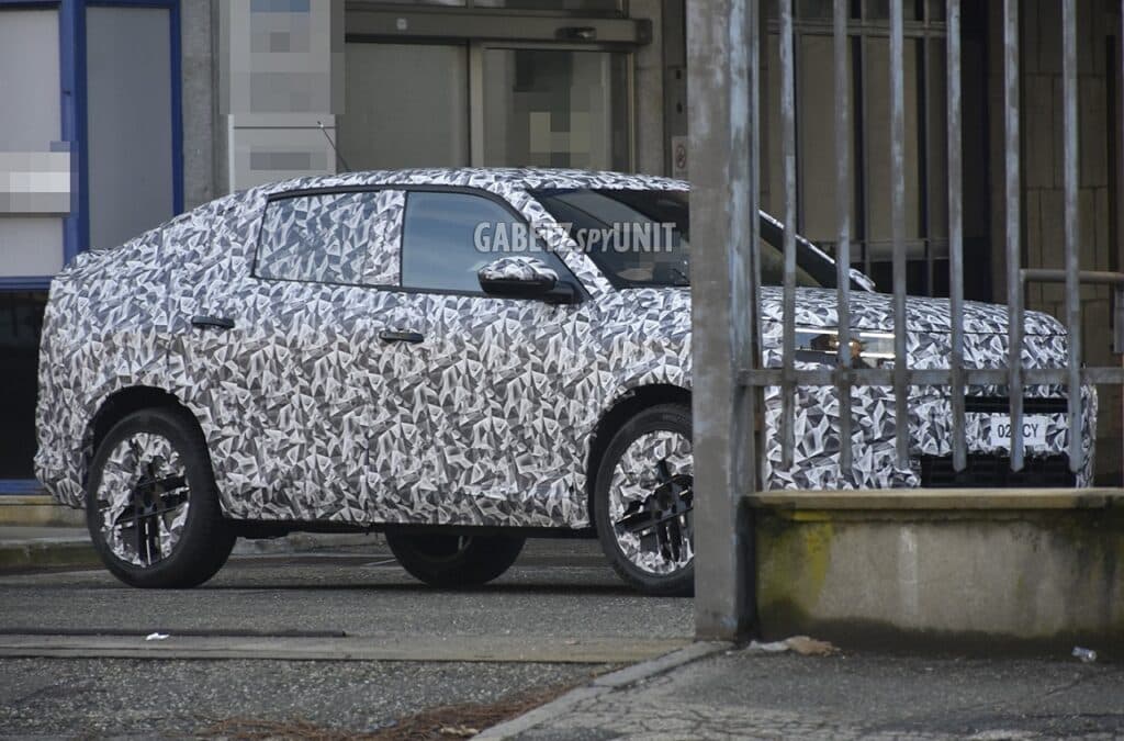Fiat Grande Panda Fastback: nuove foto spia, debutto sempre più vicino