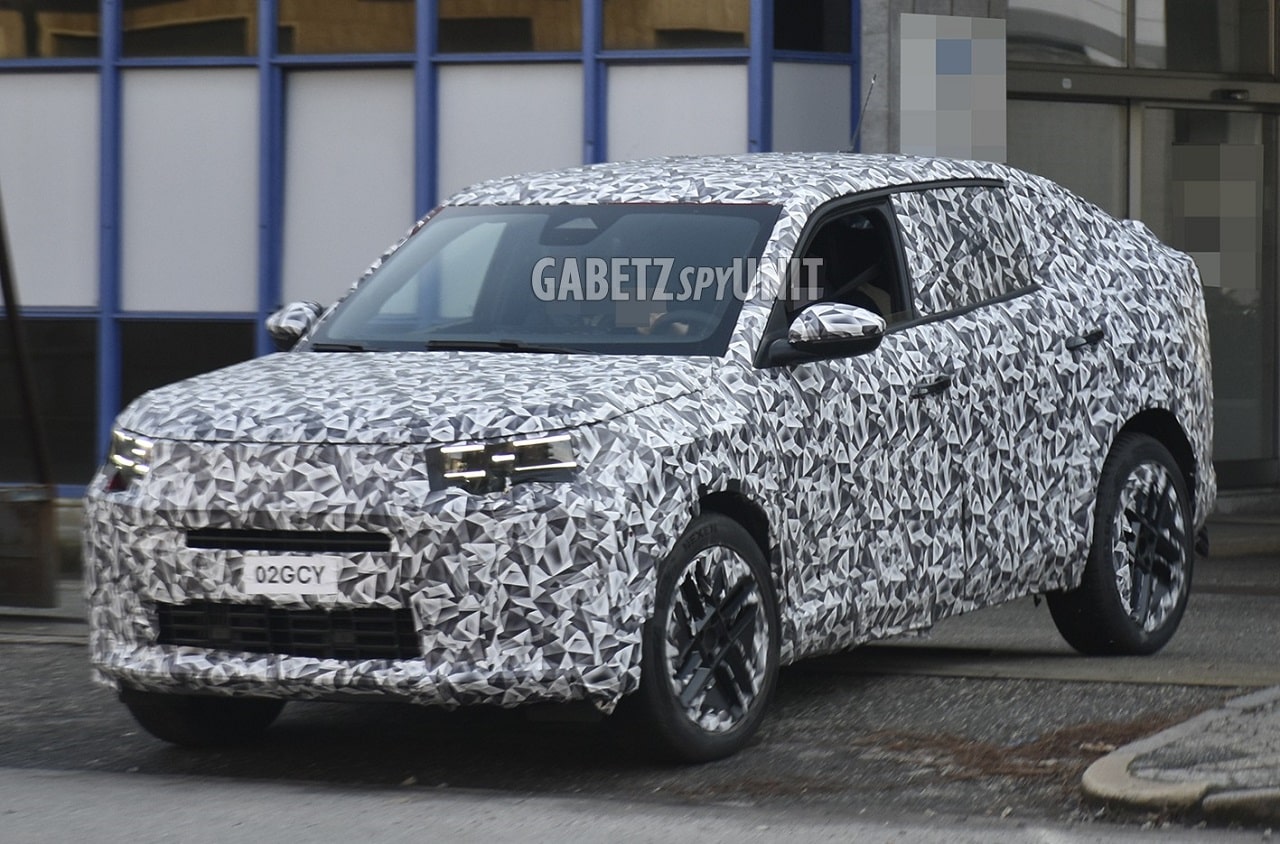 Fiat Grande Panda Fastback: nuove foto spia, debutto sempre più vicino
