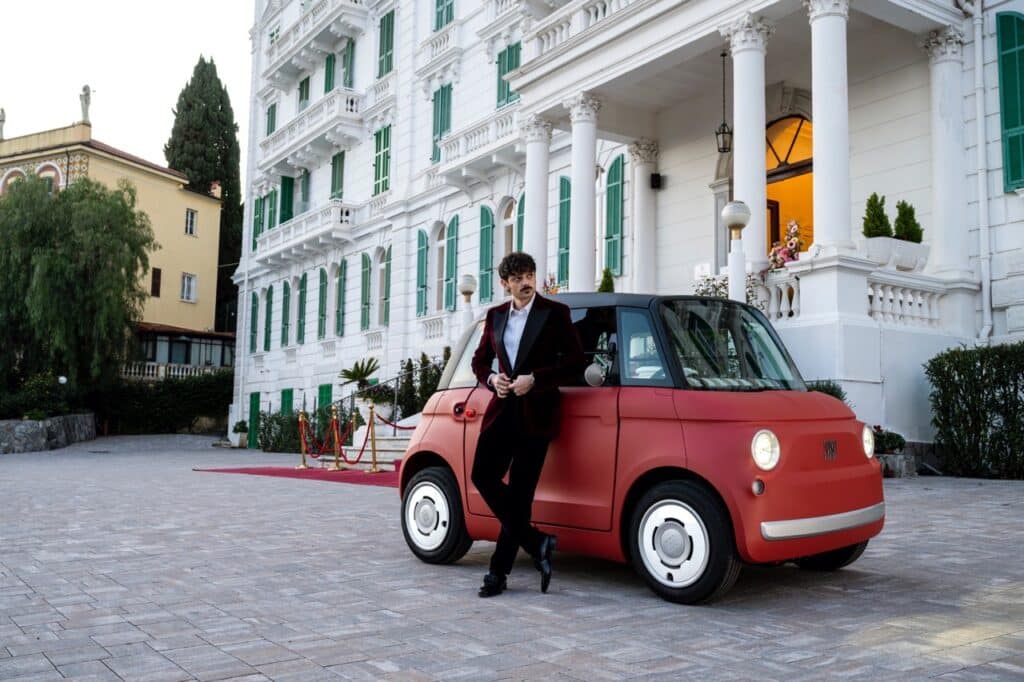 Fiat Topolino Corallo: nelle vie di Sanremo con Fabio Rovazzi [VIDEO]