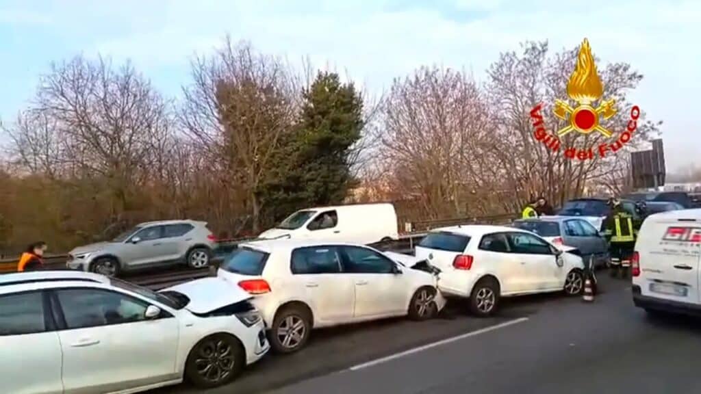 Maxi tamponamento sulla Tangenziale di Modena: 15 auto coinvolte, traffico in tilt