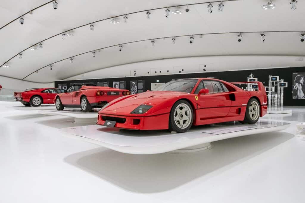 The Greatest Hits al Museo Enzo Ferrari: la mostra delle Ferrari dei grandi della musica a Modena [FOTO]