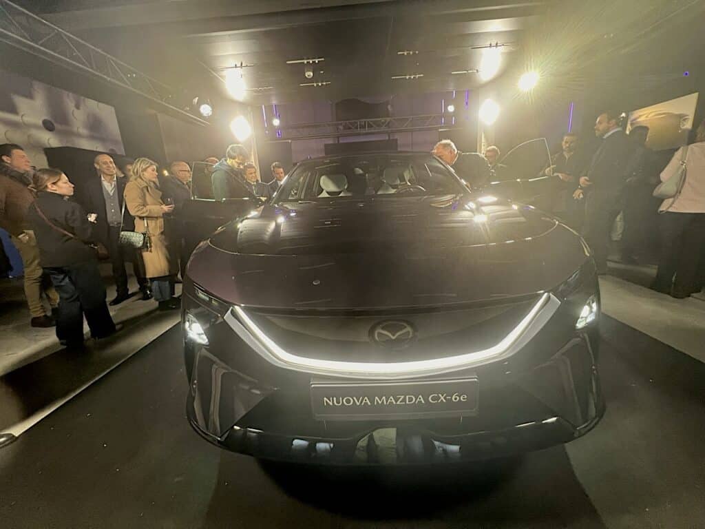 Mazda CX-6e, arriva in Italia e si presenta al museo MAXXI