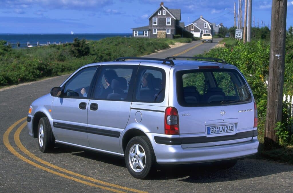 Opel Sintra: 30 anni fa debuttava la prima monovolume del brand tedesco