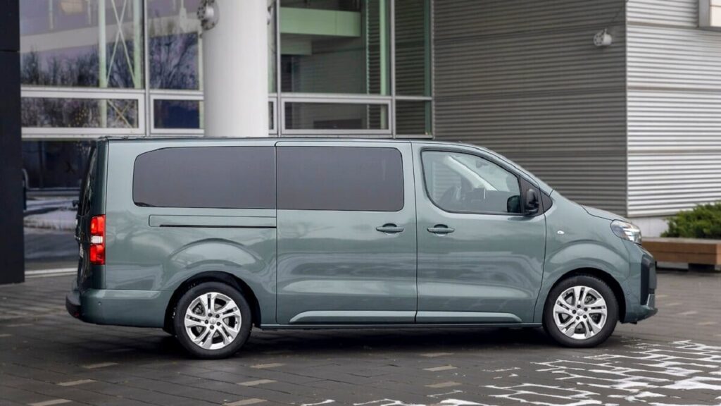 Questo motore sviluppa 180 CV e 400 Nm di coppia, garantendo una guida fluida e brillante