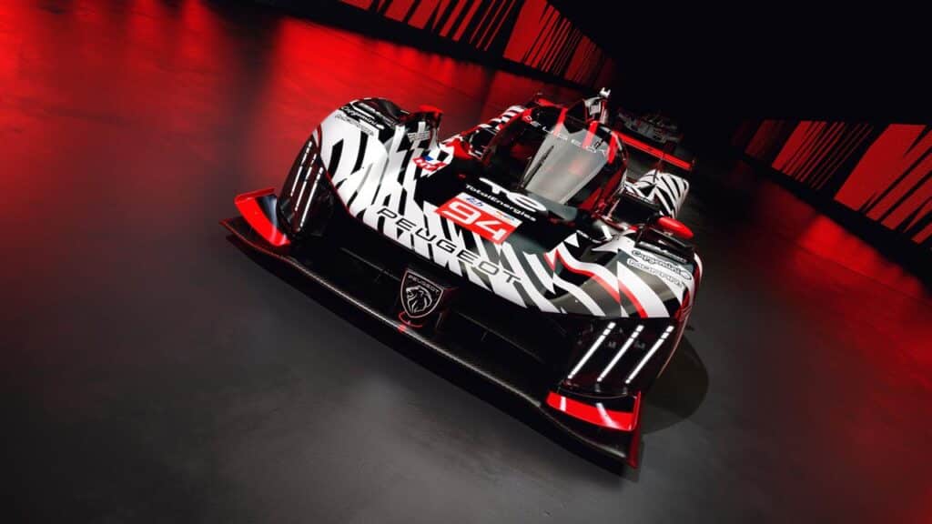 Peugeot 9X8, svelata la livrea 2026: omaggio al marchio GTi di Peugeot per l’hypercar che corre nel WEC [FOTO]