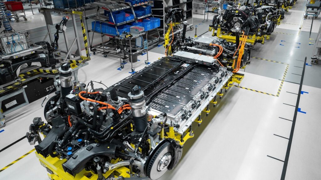 Porsche ha avviato la produzione della nuova Cayenne Electric a Bratislava