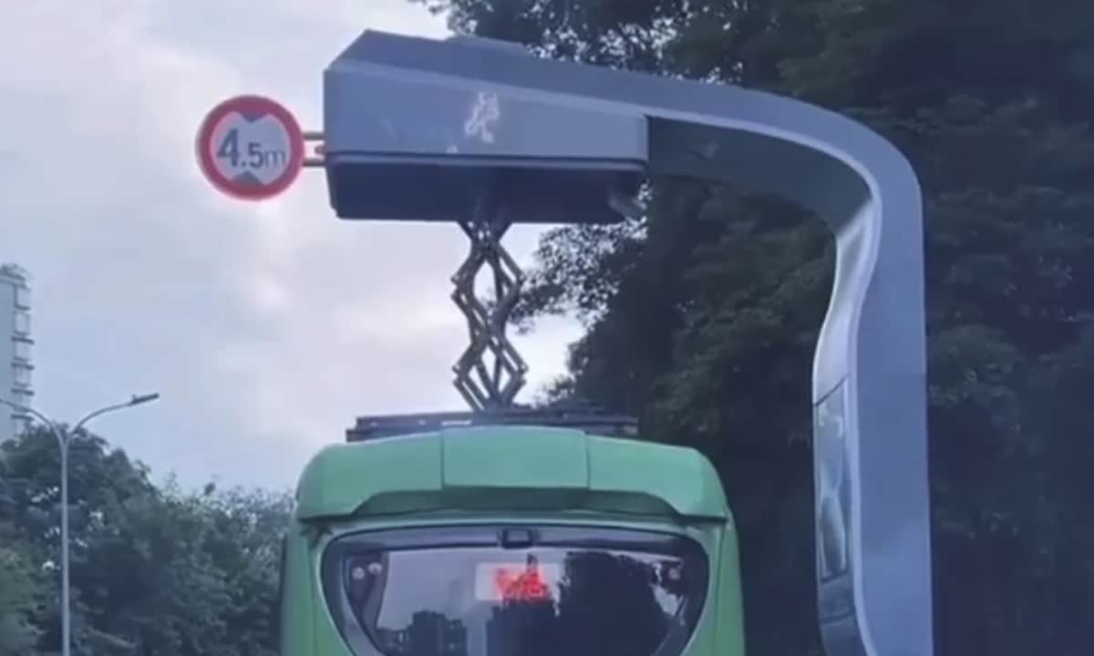 Cina: ecco l’autobus elettrico che si ricarica alle fermate [VIDEO]