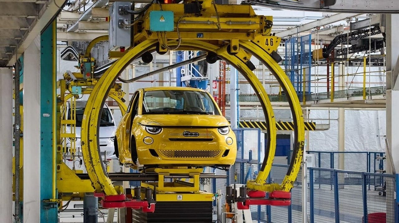 Stellantis Mirafiori, al via le prime 80 assunzioni per la nuova Fiat 500 Hybrid
