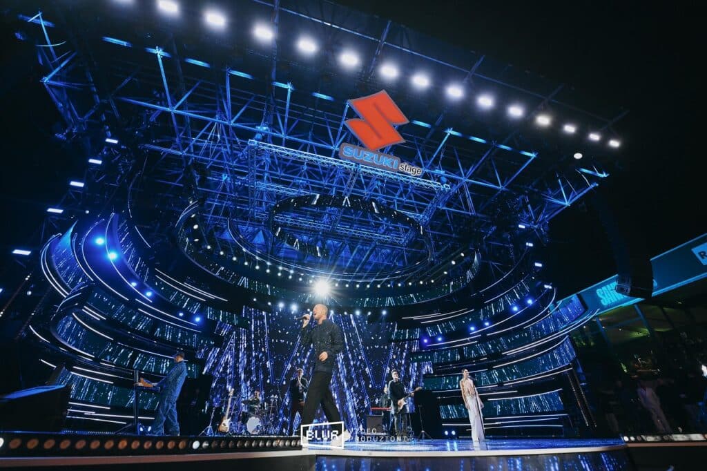 Suzuki protagonista dentro e fuori l’Ariston al Festival di Sanremo 2026