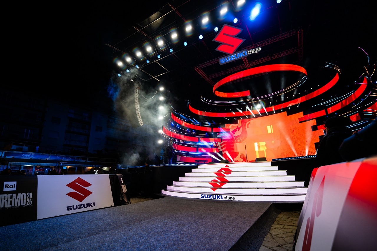 Suzuki protagonista dentro e fuori l’Ariston al Festival di Sanremo 2026