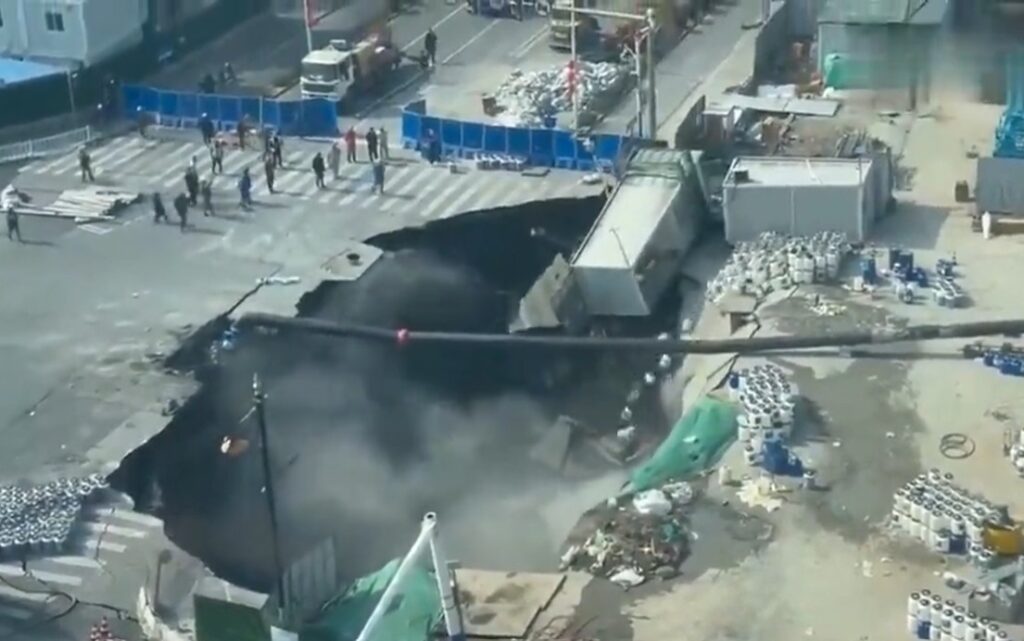 Paura a Shanghai, si apre un’enorme voragine in strada: il VIDEO del momento del crollo