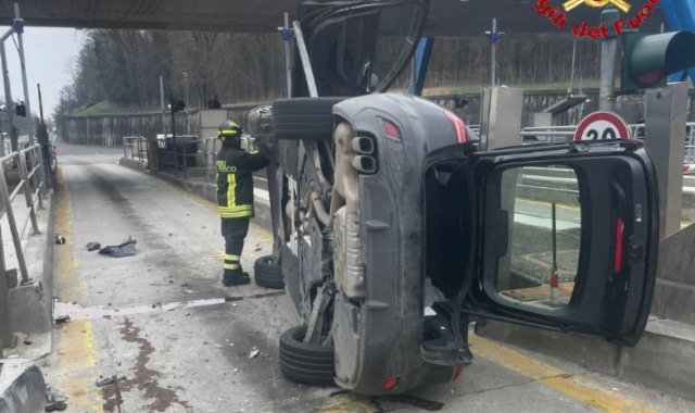 Perde il controllo dell’auto e si ribalta al casello sulla A26: paura a Gallarate [VIDEO]