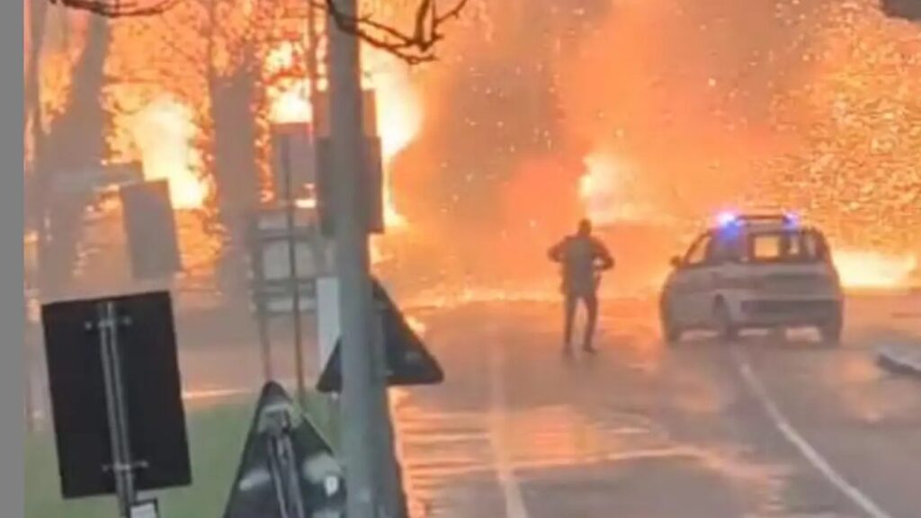 Esplosione a Bibbiena (Arezzo), camion carico di bombole di ossigeno in fiamme: feriti e panico in strada [VIDEO]