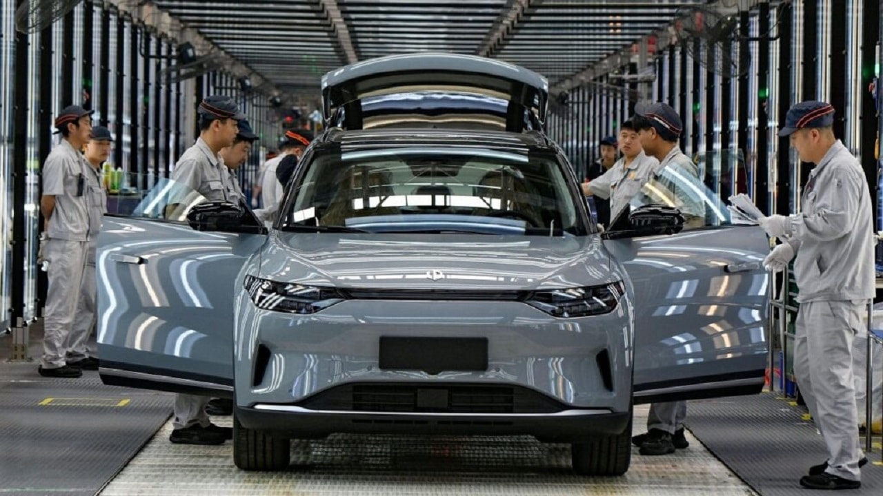 Auto, la Cina domina il mercato: nel 2025 una vettura su tre è cinese