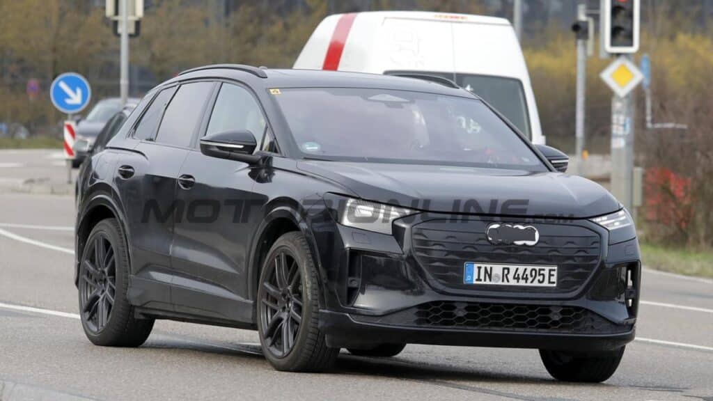 Audi Q4 restyling 2026: foto spia svelano il nuovo look del SUV elettrico