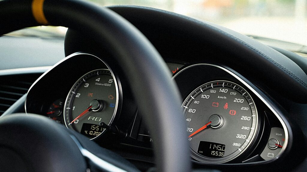 Auto usate, i casi più estremi in Italia: chilometri scalati, danni da 275.000 euro e auto passate da 5 paesi