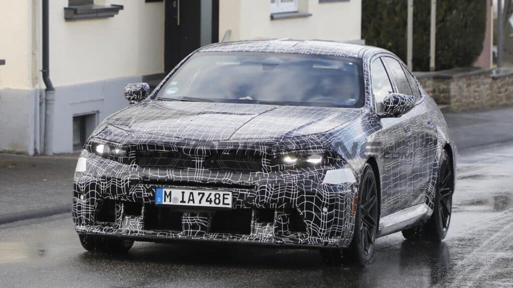 BMW M5 restyling: foto spia svelano il nuovo design di berlina e Touring