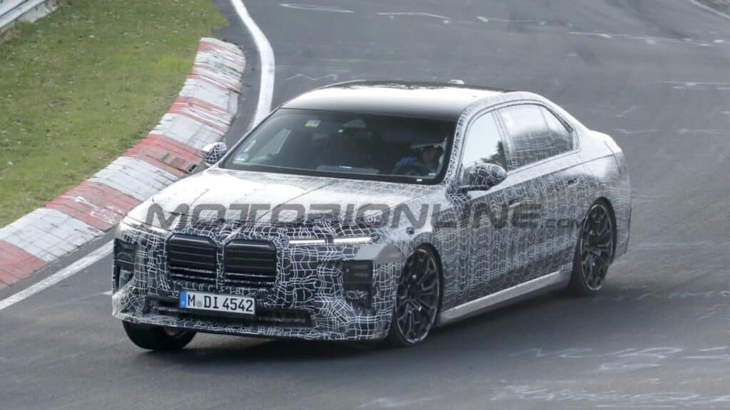 BMW Serie 7 restyling: foto spia dal Nurburgring confermano il design