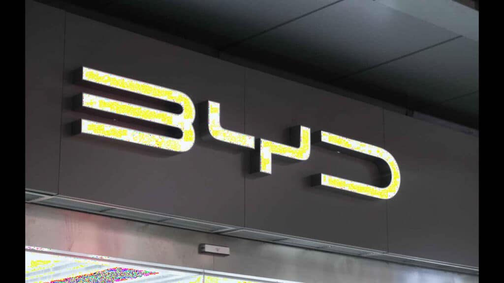 BYD per la prima volta a febbraio 2026 ha venduto più auto all'estero che in Cina
