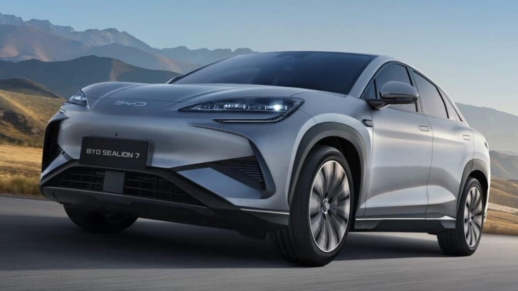 BYD per la prima volta a febbraio 2026 ha venduto più auto all’estero che in Cina