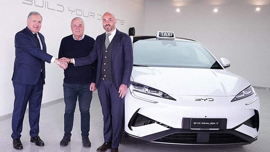 BYD annuncia la partnership con itTaxi, l’app di prenotazione e pagamento dei taxi