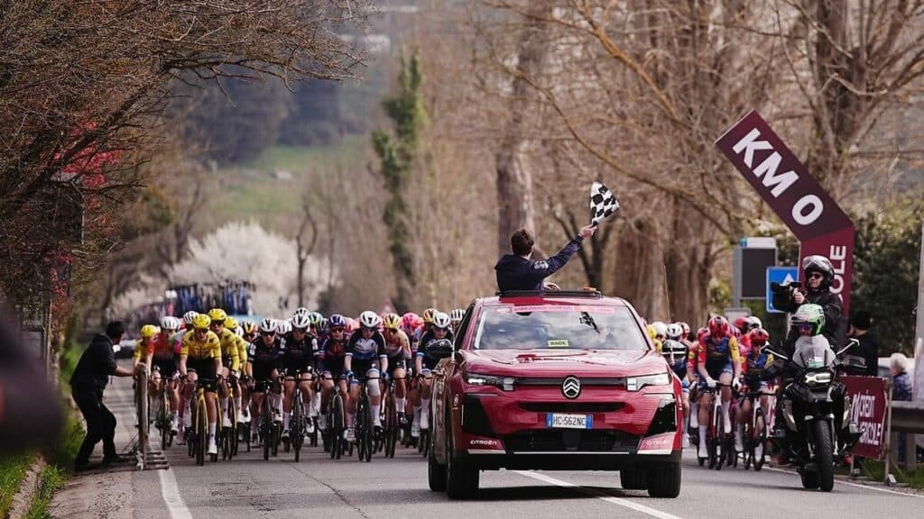 Citroën C5 Aircross debutta alle Strade Bianche e apre la stagione 2026 del grande ciclismo