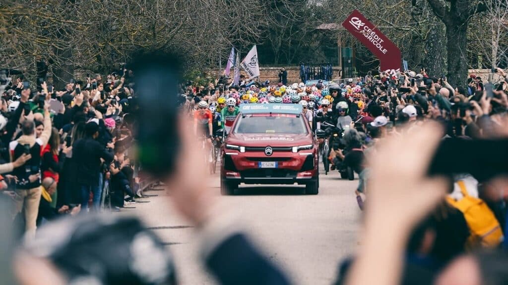 Citroën C5 Aircross debutta alle Strade Bianche e apre la stagione 2026 del grande ciclismo