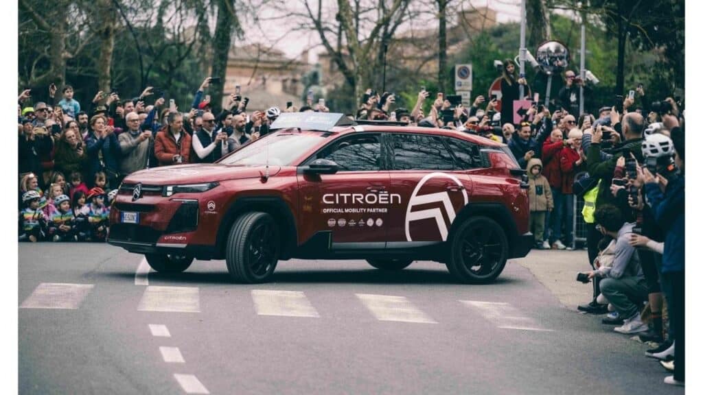 Citroën C5 Aircross debutta alle Strade Bianche e apre la stagione 2026 del grande ciclismo